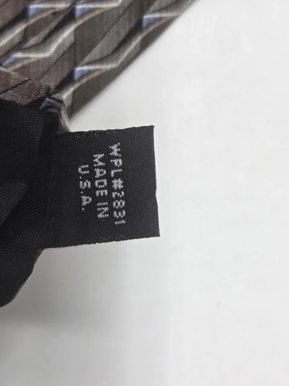 Gianfranco Ruffini Italy 100% Imported Silk Tie Gray Geometric Pattern 60 Inch